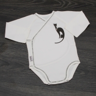  Боди на запах с печатью 907/3106-ИО детская одежда от производителя ТМ БОВЕБУМ